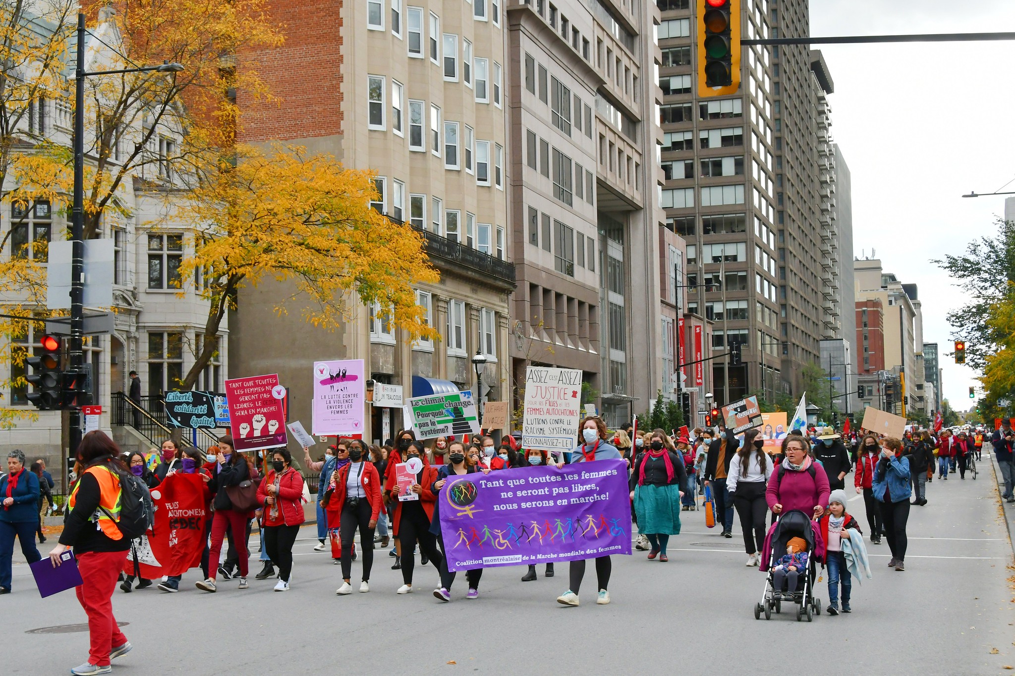 Marche mondiale des femmes dans les rues de Montréal le 17 octobre 2021