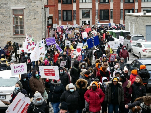 Manifestation montréalaise avec FRACA Montréal - plus de 1000 personnes se rassemblent dans le stationnement du Centre St-Pierre-22 février 2022