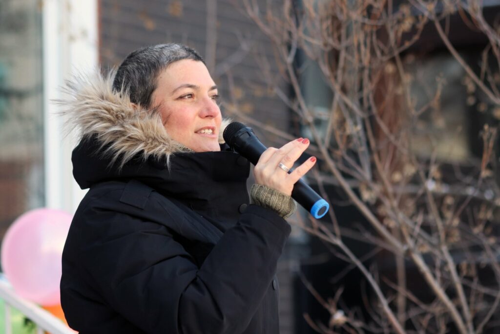 Diana qui prend la parole lors du rassemblement. 
Crédit: Louis-Frédéric Verrault-Giroux, TROVEP Montréal