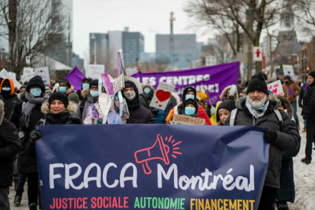 Manifestation montréalaise avec FRACA Montréal sur la rue Ste-Catherine - plus de 1000 personnes marchent derrière la bannière du FRACA Montréal-22 février 2022