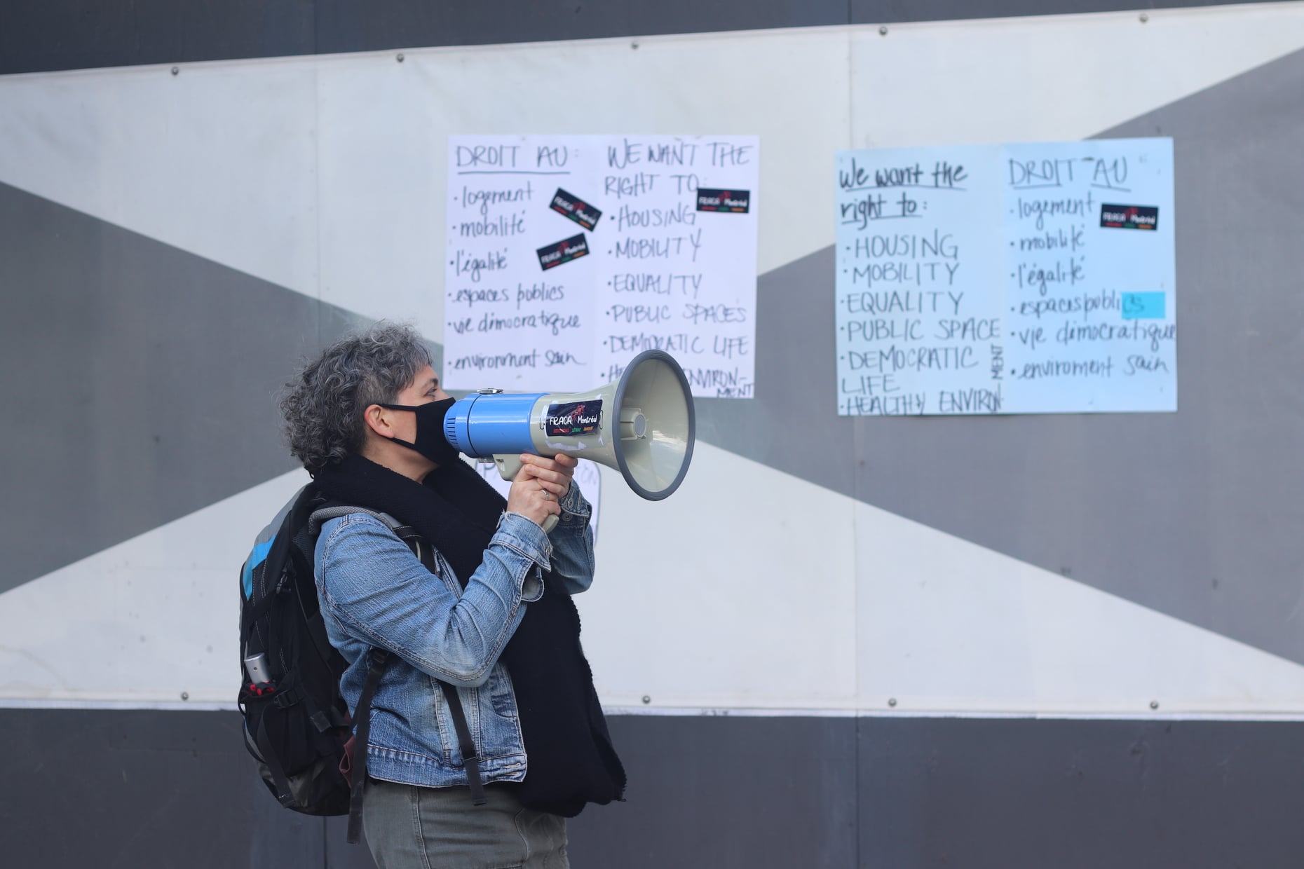 Diana Lombardi (RAFSSS) parle dans une mégaphone en lisant les revendications écrites par les personnes participant à l_action "Notre Ville, nos droits!", 29 sep 2021
